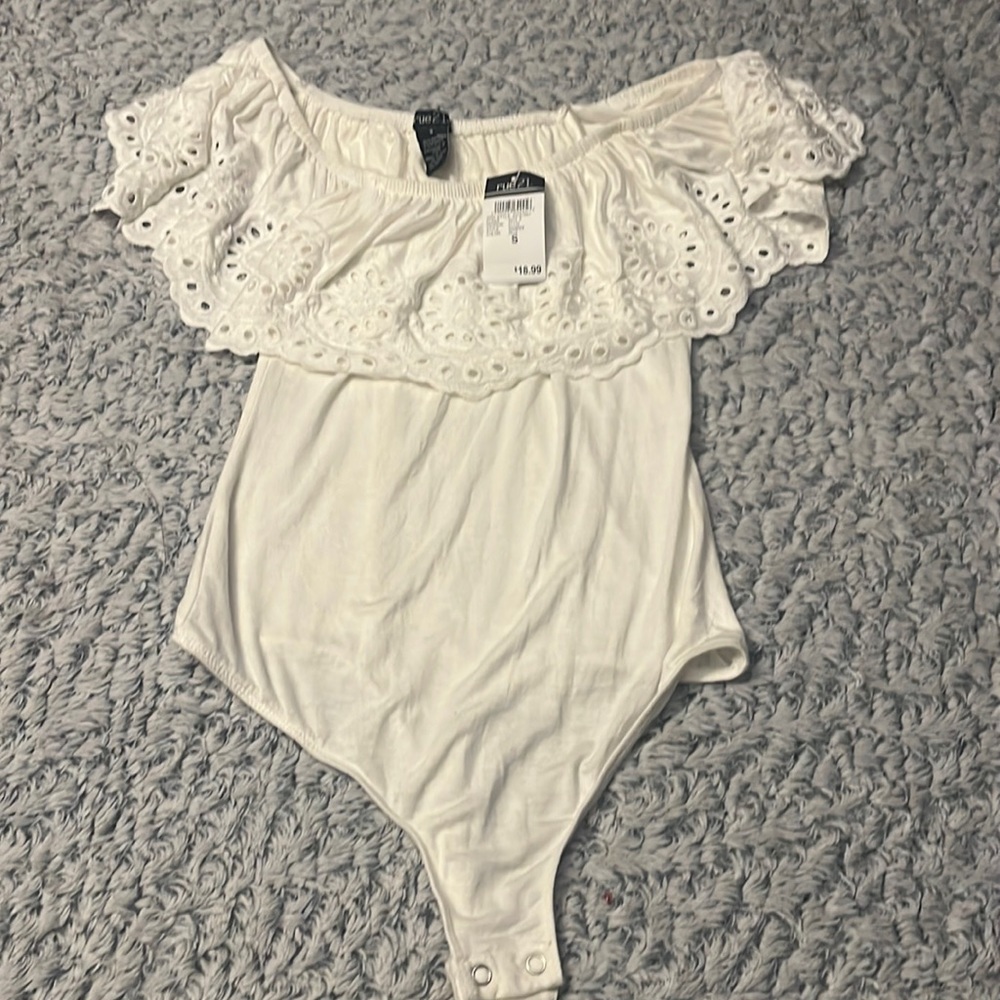 White women’s off the shoulder shirt size small